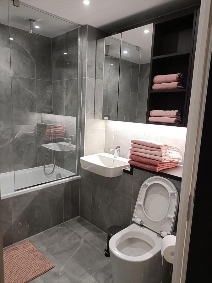 One West Point , Icon Tower Apartment London Bagian luar foto